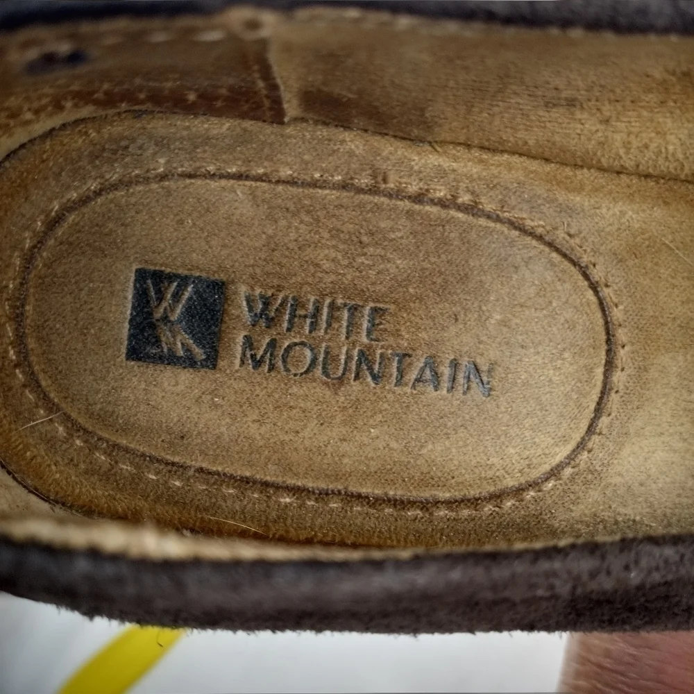 𝅺WHITE Mountain Sz 7 Brown Suede Flats